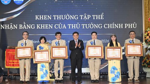 Phó Chủ tịch UBND TPHCM Nguyễn Mạnh Cường trao tặng Bằng khen của Thủ tướng Chính phủ cho những cá nhân, tập thể xuất sắc của Bệnh viện Hùng Vương (Ảnh: VIỆT DŨNG)
