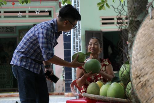  Trần Thị Nhớ phấn khởi vì cây ăn quả trong vườn bán chạy vào dịp lễ hội 