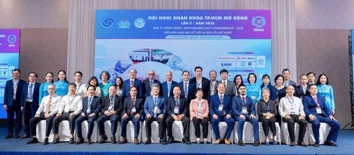  Các đại biểu chụp hình lưu niệm tại hội nghị 