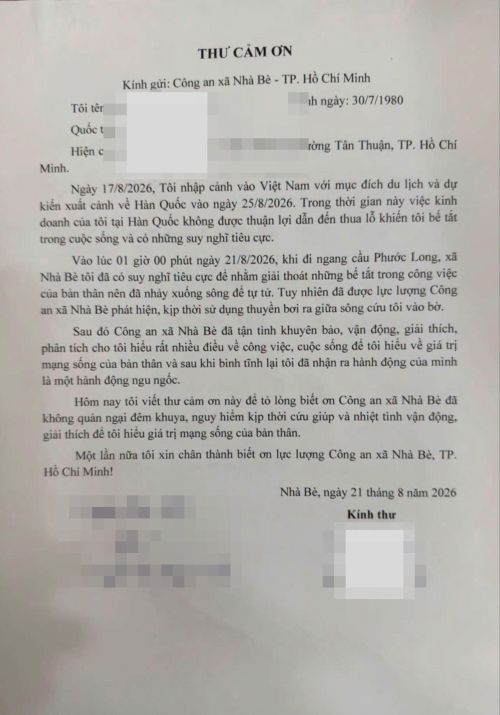 Thông qua phiên dịch, nam du khách Hàn Quốc gửi Thư cảm ơn đến Công an xã Nhà Bè