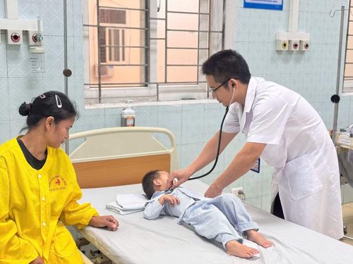Thăm khám cho bệnh nhân - Ảnh BVCC