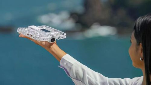 Nhưng khi gắn phụ kiện dạng module, nó lập tức biến thành drone.