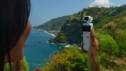 Hover Versa được bán ra tại Mỹ dưới dạng một camera cầm tay ổn định bằng gimbal.