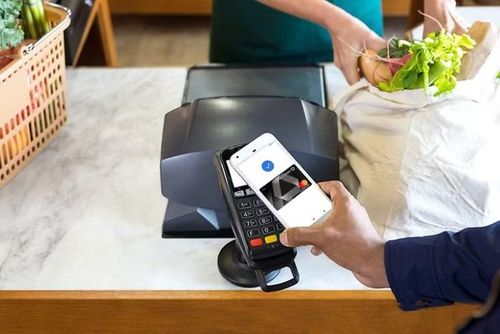 NFC có thể được sử dụng cho thanh toán không tiếp xúc, ghép nối phụ kiện và nhiều tác vụ tự động hóa trên smartphone.