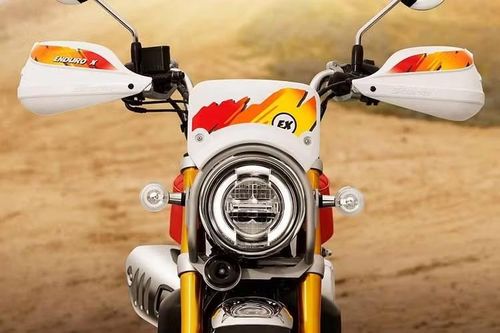 Giống như Monkey FTR 125, chiếc xe này cũng có mào gió và được trang bị sẵn. Tuy nhiên ngoài mào chắn gió, bao quanh đèn pha nay còn có thêm bộ khung bảo vệ bằng nhôm gợi nhớ về chiếc Honda XR250 Baja.