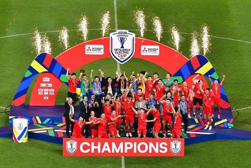 Ở chung kết AFF Cup 2024, đội tuyển Việt Nam cùng với sự dẫn dắt của HLV Kim Sang-sik đã đánh bại Thái Lan ở lượt đi (2-1) lẫn lượt về (3-2), đăng quang thuyết phục. Ảnh: VFF.