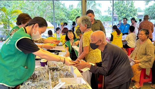 Các y, bác sĩ khám, tư vấn sức khỏe và cấp phát thuốc miễn phí cho đồng bào Khmer.