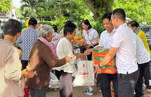 Đoàn tặng 300 phần quà cho các gia đình có hoàn cảnh khó khăn.
