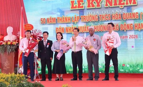 Ông Nguyễn Thái Học tặng hoa tri ân các nhà tài trợ đồng hành cùng Trường THCS Hòa Quang.