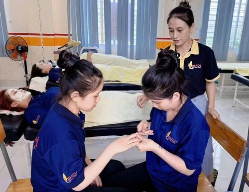 Lớp học chăm sóc da và làm móng - đào tạo nghề sơ cấp cho thanh niên khó khăn do Trung tâm GDNN-GDTX Khu vực 1 TP Huế và Trung tâm REACH Huế phối hợp tổ chức.