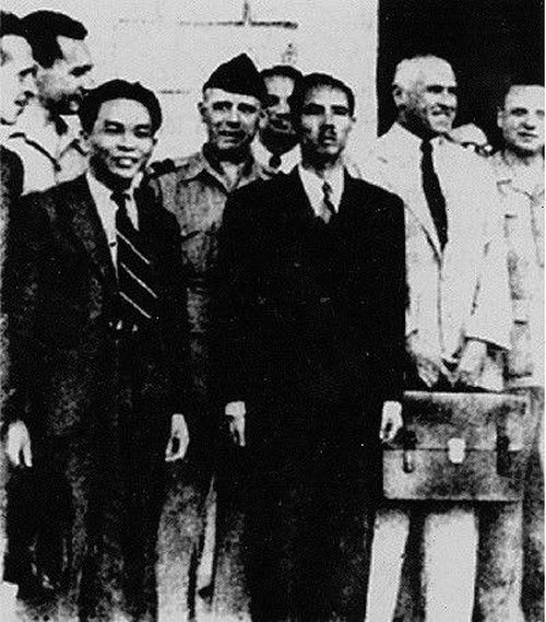 Các ông Võ Nguyên Giáp, Nguyễn Tường Tam và phái đoàn Pháp tại Hội nghị trù bị Đà Lạt (19/4 - 11/5/1946).