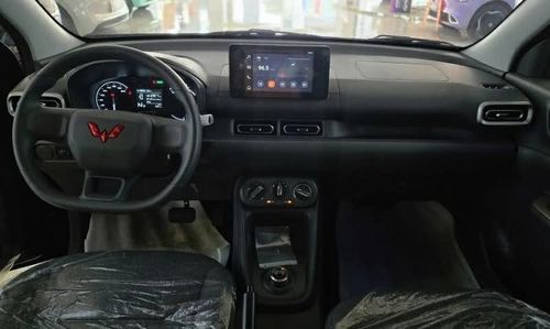 Trang bị trong cabin của Wuling Grango chủ yếu tập trung vào những chức năng cơ bản.