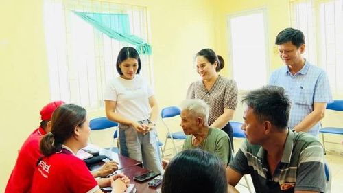 Lãnh đạo xã Hoài Đức (Hà Nội) kiểm tra hoạt động hỗ trợ người dân tham gia các tiện ích sỗ. (Ảnh: ĐH)
