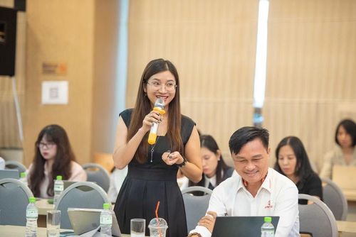 Đại diện doanh nghiệp, chuyên gia cùng các hộ kinh doanh góp ý tại hội thảo.