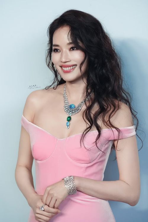 Thư Kỳ khiến khán giả trầm trồ khi giữ gìn được trạng thái hoàn hảo ở tuổi 50.