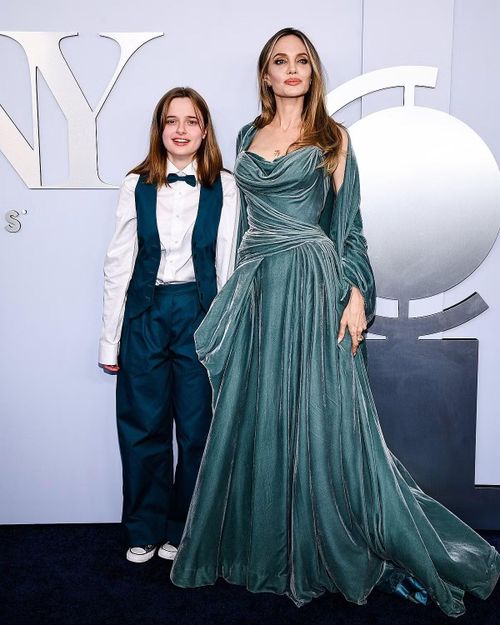 6 người con của Angelina Jolie lần lượt công khai bỏ họ Pitt.