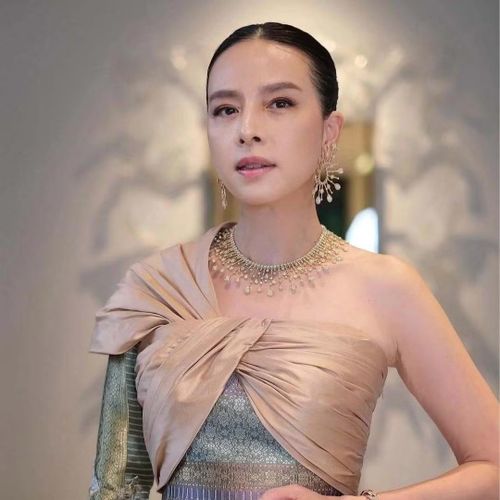 Bà là người đầu tiên đưa thương hiệu Hermes về phân phối tại thị trường Thái Lan. Ngoài Hermes, Madam Pang cũng là cổ đông và người kết nối đưa nhiều nhà mốt lừng danh khác như Chloe hay các thương hiệu cao cấp của Pháp và Ý tiếp cận giới siêu giàu Bangkok.