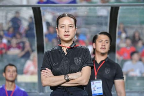 Chủ tịch FAT từng chi hàng chục tỷ tiền túi để động viên đội tuyển, cầu thủ Thái Lan trong 2 năm qua. Sự thân thiện, gần gũi và trái tim ấm áp của Madam Pang là yếu tố quyết định giúp bà được nể trọng trong giới cầu thủ nam và nữ Thái Lan. Bà đang vực dậy FAT sau cơn khủng hoảng tài chính, đây là dấu ấn đầu tiên trong 2 năm ngồi chiếc ghế quyền lực.