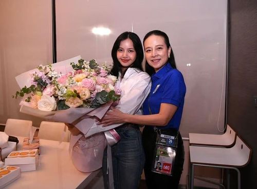 Nữ tỷ phú còn có sức ảnh hưởng trong giới giải trí Thái Lan. Đây là khoảnh khắc Madam Pang gặp Lisa (BlackPink) trong lúc bà cùng tuyển Thái Lan đá giao hữu với Hàn Quốc tại Bangkok.