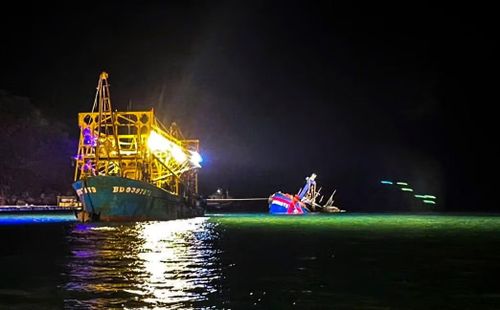 Tàu GL-99322-TS cũng được lực lượng Biên phòng cùng tàu cá ngư dân địa phương hỗ trợ kéo vào bờ.