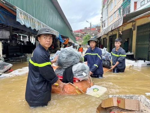 Lực lượng Công an, dân quân hỗ trợ người dân Lạng Sơn di chuyển đồ đạc ra khỏi khu vực ngập sâu trong sáng 22/8