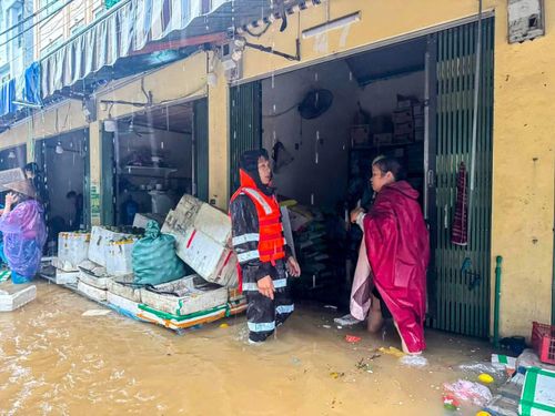 Từ khoảng 4h30 cùng ngày, chính quyền địa phương và các lực lượng chức năng đã có mặt, khẩn trương hỗ trợ người dân di chuyển hàng hóa, đồ đạc đến nơi an toàn.