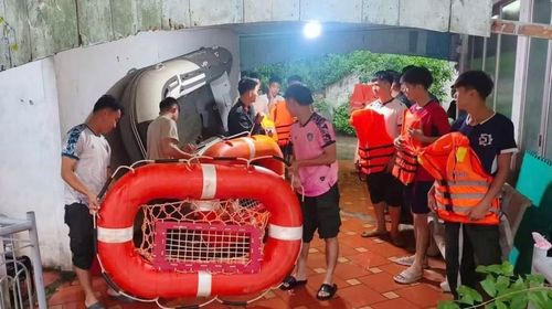 Người dân tại các khu vực bị ngập được lực lượng chức năng phát áo phao, phao bơi đề phòng mưa ngập sâu.