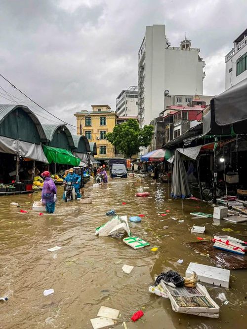 Nước sông dâng cao khiến chợ Giếng Vuông, phường Kỳ Lừa cùng nhiều khu dân cư, tuyến đường bị ngập úng.