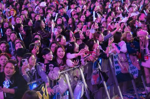Chỉ trong vòng một tháng, khán giả có thể xem tour của ban nhạc Việt, concert phát triển từ chương trình truyền hình, liveshow cá nhân và tour diễn của nhóm nhạc hàng đầu Hàn Quốc.