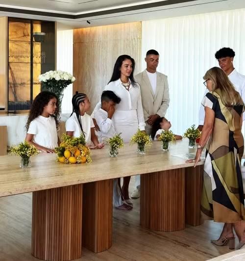 Đám cưới Ronaldo và Georgina diễn ra trước sự chứng kiến của các con. Ảnh: Telegraph.