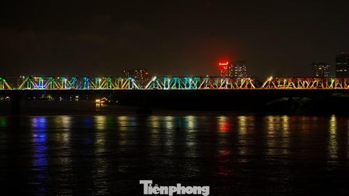 Những ngày gần đây, cầu Chương Dương thu hút sự chú ý khi hệ thống đèn LED được đưa vào vận hành, liên tục đổi màu, tạo diện mạo khác lạ về đêm.