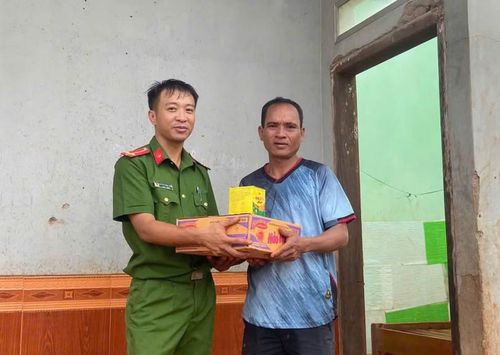 Những món quà nhỏ nhưng vô cùng ý nghĩa, giúp người dân vượt qua thời điểm khó khăn khi thiên tai ập tới.