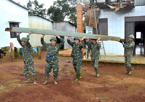 Những vật liệu bằng tôn nhẹ bị gió thổi bay được tìm, thu gom lại.