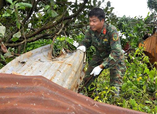 Lực lượng thuộc Binh đoàn 15 tập trung thu dọn cây đổ, vật liệu hư hỏng, vận chuyển tài sản, lợp lại mái nhà, gia cố các vị trí bị tốc mái, hư hỏng và xử lý những điểm mất an toàn.