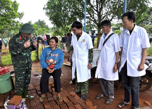 Ngoài việc huy động lực lượng giúp dân, Đoàn Kinh tế - Quốc phòng 74 và Đoàn Kinh tế - Quốc phòng 715 đã trích quỹ đơn vị hỗ trợ 22 hộ dân bị thiệt hại với tổng số tiền 66 triệu đồng.