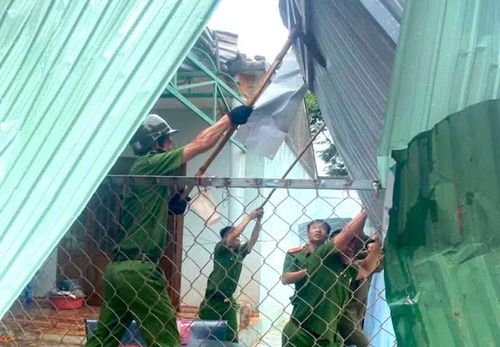 Ngay khi xảy ra thiệt hại, lực lượng công an địa phương đã có mặt tại nhà dân bị tốc mái, hư hỏng để hỗ trợ bà con khắc phục.