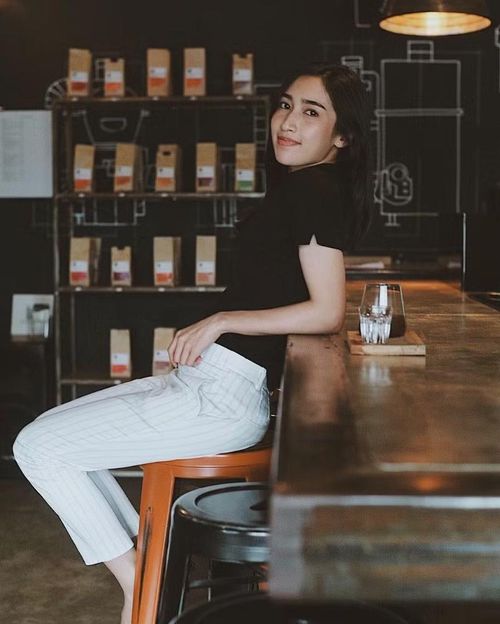 Đội trưởng, tiền vệ Thái Lan "Tang" Sarach Yooyen cũng có mối tình kéo dài 10 năm với người đẹp Traphorn Penpratum. Cả hai hẹn hò kín tiếng và đón con trai đầu lòng năm 2020 đặt tên là Tul. Không chỉ đồng hành bên đội trưởng đội bóng Thái Lan, Traphorn Penpratum còn điều hành một công ty về dịch vụ rửa xe.