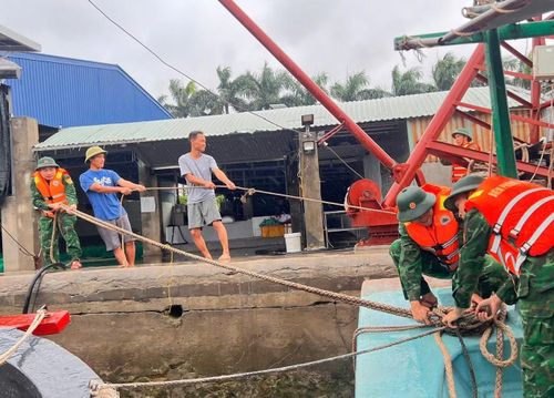 Bộ đội biên phòng Đồ Sơn hỗ trợ ngư dân neo đậu tàu thuyền tại cảng cá Ngọc Hải.