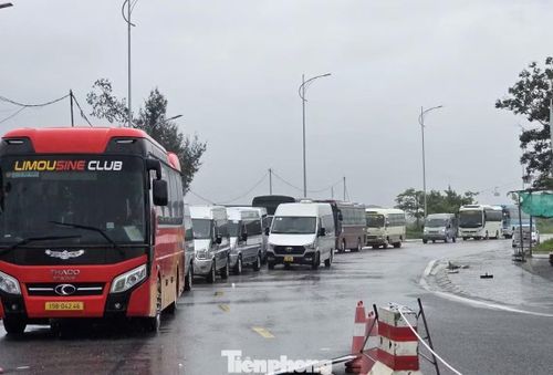 Theo lãnh đạo UBND Đặc khu Cát Hải, mưa to, gió lớn, nước biển dâng, bến phà Đồng Bài - Cái Viềng đã tạm dừng hoạt động từ sáng 22/8. Do đó, có 1.705 khách du lịch mắc kẹt trên đảo, không thể trở về đất liền, trong đó có 257 khách quốc tế. Trong ảnh: Đoàn xe chở khách du lịch xếp hàng dài tại bến phà Cái Viềng phải quay đầu xe trở lại khách sạn.
