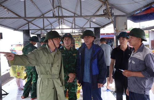 Tại Đồ Sơn, ông Phạm Hoàng Tuấn - Phó Chủ tịch Thường trực UBND phường Đồ Sơn triển khai lực lượng hỗ trợ ngư dân neo đậu tàu thuyền, chằng buộc, gia cố nhà cửa, hàng quán ứng phó với bão.