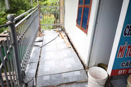 Một số công trình của người dân bị lún, nứt do sạt lở