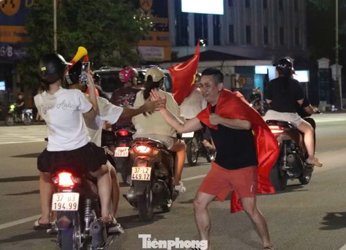 Các tuyến đường lớn ở trung tâm nhanh chóng trở nên sôi động. Hàng nghìn người, chủ yếu là các bạn trẻ, mang theo cờ Tổ quốc, khoác áo đỏ, đổ ra đường liên tục hò reo ăn mừng chiến thắng của đội nhà.