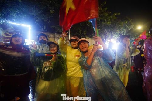 Cổ động viên liên tục đổ về tuyến phố Xã Đàn - hầm Kim Liên - Đại Cồ Việt để ăn mừng chiến thắng của đội tuyển Việt Nam.