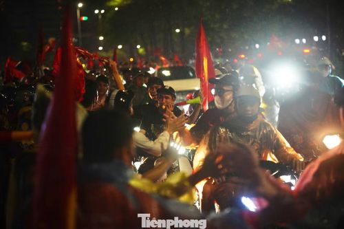 Tiếng kèn trống khiến đường phố Hà Nội trở nên nhộn nhịp giữa đêm. Dòng người tràn ra giữa đường để đập tay, ăn mừng chiến thắng, hô vang "Việt Nam vô địch".