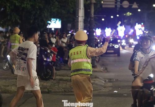 Lực lượng chức năng cũng tổ chức chốt chặn, không cho các phương tiện tiếp tục di chuyển vào một số tuyến đường trung tâm như Trường Thi, Hồ Tùng Mậu, nhằm giảm áp lực giao thông và tránh tình trạng tập trung quá đông người. Ảnh: Ngọc Tú.