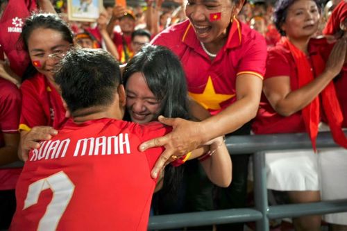 Trên trang cá nhân ngày 22/8, Dung Trần - vợ cầu thủ Xuân Mạnh - chia sẻ nhiều hình ảnh trước khi đến sân cổ vũ thầy trò HLV Kim Sang Sik trong trận chung kết lượt đi vào tối cùng ngày.