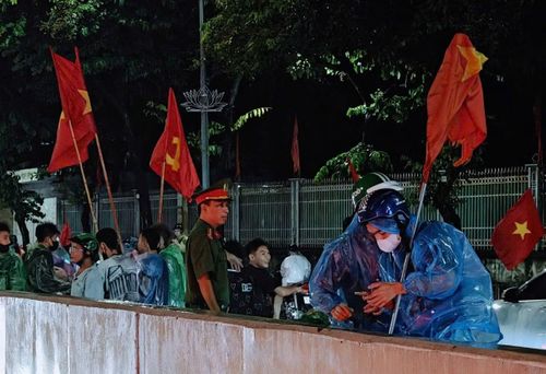 Do có quá nhiều người tập trung trên nóc hầm Kim Liên, hàng chục cảnh sát được huy động để bảo đảm an ninh trật tự, hướng dẫn người dân không đứng ở dưới lòng đường gây cản trở giao thông.