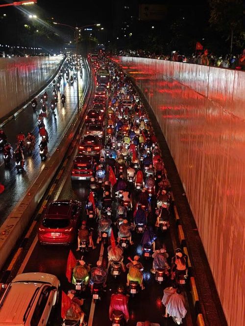 Không khí tại hầm Kim Liên, hướng đi Đại Cồ Việt lúc 23h tối 22/8. Dòng người mặc áo mưa đổ ra đường mỗi lúc một đông.