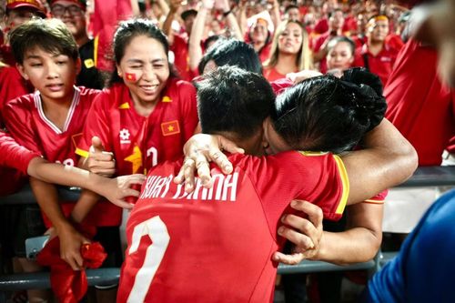 Sau chiến thắng của đội nhà, cầu thủ Xuân Mạnh đăng tải loạt ảnh giàu cảm xúc. Anh viết: "Mẹ ơi con làm được rồi, vợ ơi anh làm được rồi, cả nhà ơi đội tuyển đã chiến thắng rồi".