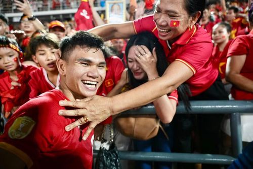 Đính kèm dòng trạng thái là khoảnh khắc mẹ và vợ của Xuân Mạnh khóc vì hạnh phúc, nhoài người ôm lấy nam tuyển thủ.